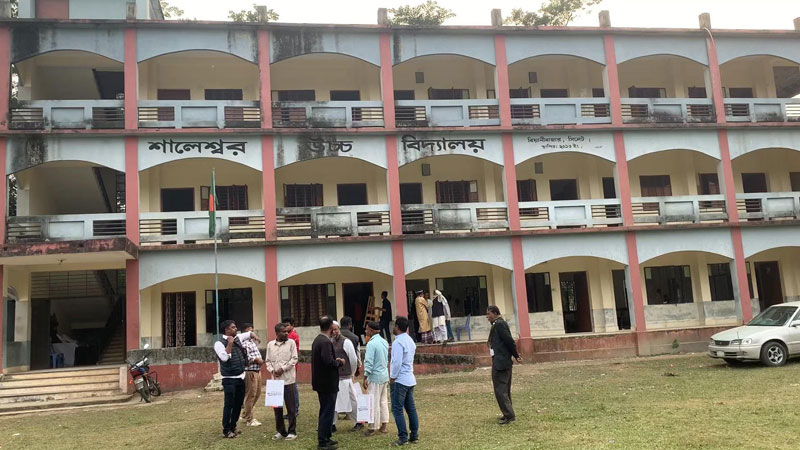 অবরুদ্ধ প্রধান শিক্ষককে উদ্ধার করল পুলিশ অবরুদ্ধ প্রধান শিক্ষককে উদ্ধার করল পুলিশ