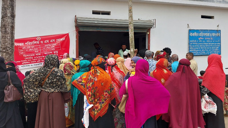 চাল কিনতে ভিড়, আটা বরাদ্দ দাবি চাল কিনতে ভিড়, আটা বরাদ্দ দাবি