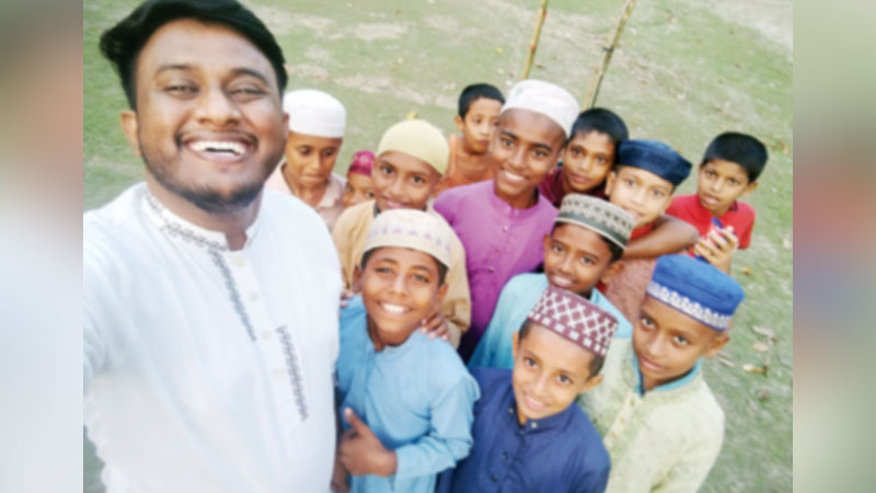 এতিম শিশুর মুখের হাসি... এতিম শিশুর মুখের হাসি...