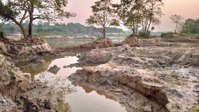তিন স্তরে টাকা দিয়ে মাটি লুট তিন স্তরে টাকা দিয়ে মাটি লুট