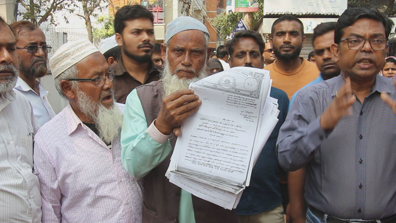 উচ্ছেদের মাইকিংয়ে ইছামতীপারের বসতিদের ক্ষোভ উচ্ছেদের মাইকিংয়ে ইছামতীপারের বসতিদের ক্ষোভ