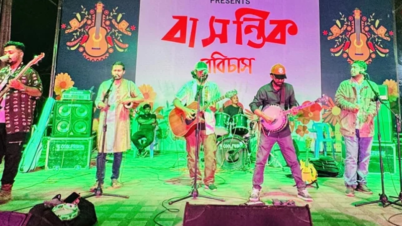 গান শেষ করে জঙ্গলে লুকাতে বাধ্য হন ব্যান্ড কৃষ্ণপক্ষ সদস্যরা গান শেষ করে জঙ্গলে লুকাতে বাধ্য হন ব্যান্ড কৃষ্ণপক্ষ সদস্যরা