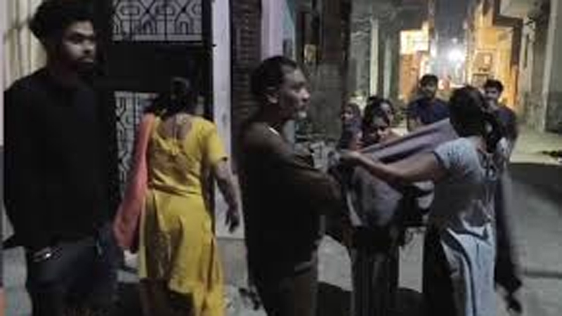ভূমিকম্পে কেঁপে উঠল দিল্লি, বাড়ি ছেড়ে রাস্তায় বাসিন্দারা ভূমিকম্পে কেঁপে উঠল দিল্লি, বাড়ি ছেড়ে রাস্তায় বাসিন্দারা
