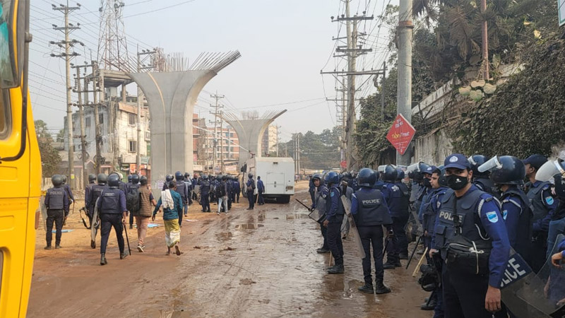 ৫ ঘণ্টা পর আশুলিয়ার বাইপাইল-আবদুল্লাহপুর সড়কে যান চলাচল ৫ ঘণ্টা পর আশুলিয়ার বাইপাইল-আবদুল্লাহপুর সড়কে যান চলাচল