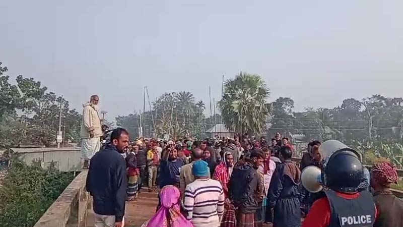 রাতে পাল্টাপাল্টি ধাওয়া, সকালে মসজিদের মাইকে ঘোষণা দিয়ে দুই গ্রামবাসীর সংঘর্ষ রাতে পাল্টাপাল্টি ধাওয়া, সকালে মসজিদের মাইকে ঘোষণা দিয়ে দুই গ্রামবাসীর সংঘর্ষ