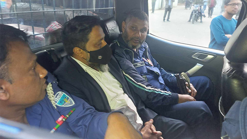 গণঅভ্যুত্থানে হামলার অভিযোগে কুবি ডেপুটি রেজিস্ট্রারকে পুলিশে দিলেন শিক্ষার্থীরা গণঅভ্যুত্থানে হামলার অভিযোগে কুবি ডেপুটি রেজিস্ট্রারকে পুলিশে দিলেন শিক্ষার্থীরা