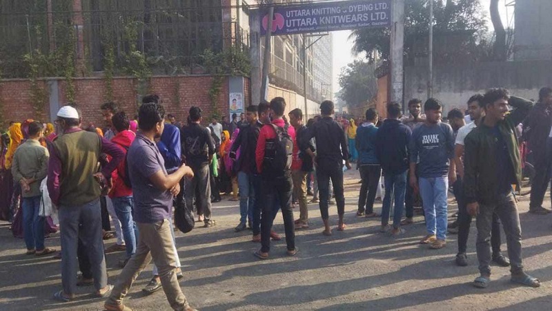 গাজীপুরে ফের সড়ক অবরোধ করে শ্রমিকদের বিক্ষোভ গাজীপুরে ফের সড়ক অবরোধ করে শ্রমিকদের বিক্ষোভ