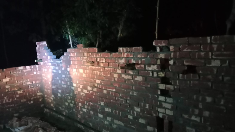 রাতের আঁধারে প্রবাসীর বাড়িতে হামলা, হত্যাচেষ্টা রাতের আঁধারে প্রবাসীর বাড়িতে হামলা, হত্যাচেষ্টা