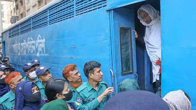 কাঠগড়ায় দাঁড়িয়ে টিস্যু পেপারে ‘চিঠি’ লিখলেন দীপু মনি কাঠগড়ায় দাঁড়িয়ে টিস্যু পেপারে ‘চিঠি’ লিখলেন দীপু মনি