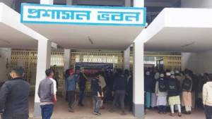 ইবিতে গুচ্ছ ছাড়ার দাবিতে প্রশাসন ভবনে তালা
