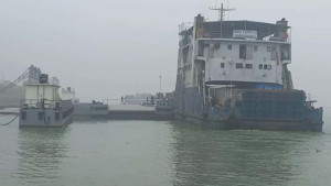 ঘন কুয়াশায় দৌলতদিয়া-পাটুরিয়া নৌরুটে ফেরি চলাচল বন্ধ