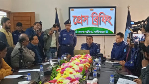 চুরি করতে দেখে ফেলায় সাংবাদিকের বাবা-মার ওপর হামলা