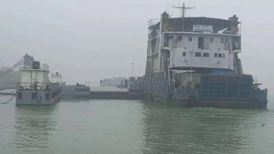 ৮ ঘণ্টা পর দৌলতদিয়া-পাটুরিয়া নৌরুটে ফেরি চলাচল শুরু