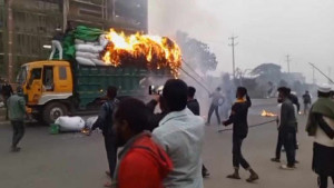 ৫ বাসে আগুন, শতাধিক যানবাহন ভাঙচুর করলেন বেক্সিমকোর শ্রমিকরা