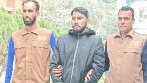 অস্ত্রসহ ছাত্রদল নেতা গ্রেপ্তার, অভিযানকালে অনুসারীদের হামলায় এসআই আহত