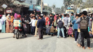 বিদ্যালয়ের দেয়ালে ‘জয় বাংলা-বাংলাদেশ ছাত্রলীগ’ লেখায় সড়ক অবরোধ