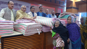 এ. কে. আজাদের দেওয়া কম্বল পেল আরও ১০০০ মানুষ