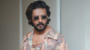 আব্বাস হয়ে উঠলেন গোলাপ