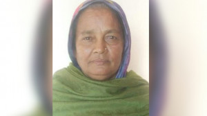 বোরকা পরে বাড়িতে আসা নেত্রী দৌঁড়ে পালানোর সময় গ্রেপ্তার