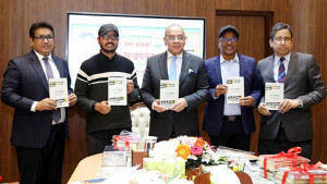 হাসানুজ্জামান রিপনের বইয়ের মোড়ক উন্মোচন করলেন প্রধান বিচারপতি