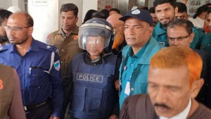 আদালত প্রাঙ্গণে সালাম মুর্শেদীকে লক্ষ্য করে ডিম নিক্ষেপ, জামিন নামঞ্জুর