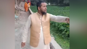 বালু নিয়ে খেলায় শিশুকে পুকুরে ফেলে দিলেন শিক্ষক