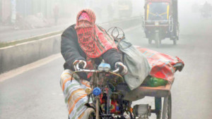 শীত-কুয়াশার দাপটে জবুথবু জনজীবন