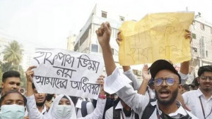 বাসে হাফ ভাড়া নিয়ে  শিক্ষার্থী হয়রানি