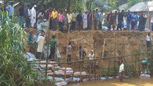 ঢলে ভাঙা বেড়িবাঁধ স্বেচ্ছাশ্রমে সংস্কার