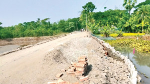 পুনর্নির্মাণের কথা থাকলেও পুরাতন সড়কেই কার্পেটিং