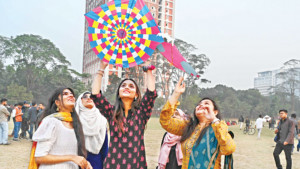 বাহারি ঘুড়িতে সাজল পুরান ঢাকার আকাশ