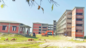 ঠিকাদারের হেলাফেলায় দেড়  বছরের কাজে ৬ বছর পার