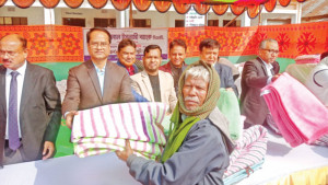 এ. কে. আজাদের দেওয়া কম্বল পেল  তিন হাজার মানুষ
