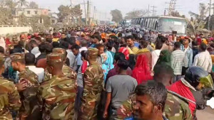 বেতন বৃদ্ধিসহ ৯ দফা দাবিতে শ্রমিক বিক্ষোভ