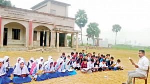 কক্ষ ও বেঞ্চ সংকট  পড়ালেখা মাঠে