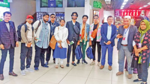 চোখে আলো ফেরার  আশায় সিঙ্গাপুর গেলেন সাতজন