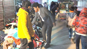 মধ্যরাতে ফুটপাতের দোকানে গরম কাপড় কিনতে ভিড়