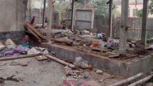 হামলায় তছনছ আ’লীগ নেতার বোনের বাড়ি