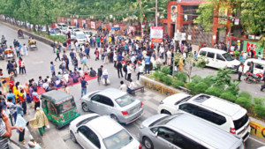 সড়কে শিক্ষার্থীদের অনশন রাজধানীজুড়ে যানজট