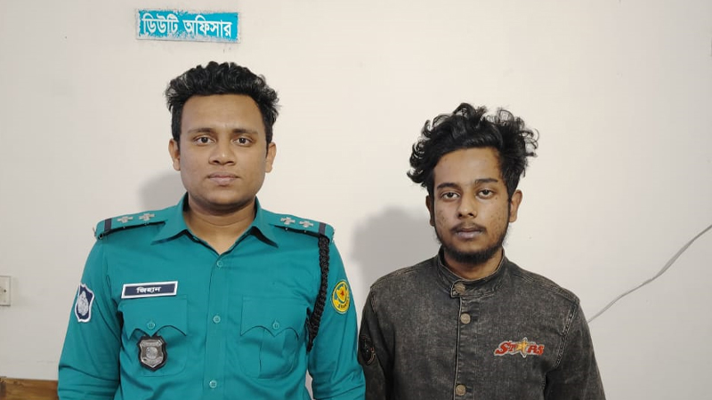 বান্ধবীকে জন্মদিনের উপহার দিতে পিস্তল নিয়ে জুতা চুরিতে শিক্ষার্থী বান্ধবীকে জন্মদিনের উপহার দিতে পিস্তল নিয়ে জুতা চুরিতে শিক্ষার্থী
