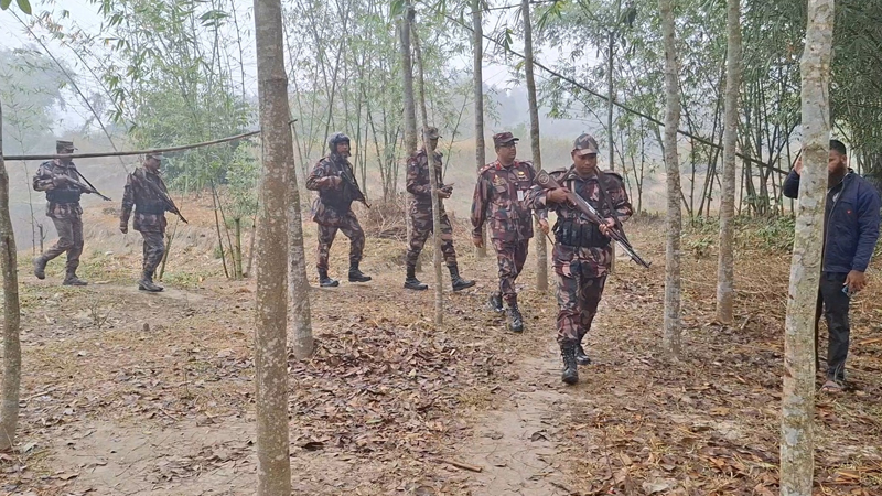 সীমান্তে বেড়া দেওয়া বন্ধ হলেও নির্মাণসামগ্রী সরায়নি বিএসএফ সীমান্তে বেড়া দেওয়া বন্ধ হলেও নির্মাণসামগ্রী সরায়নি বিএসএফ