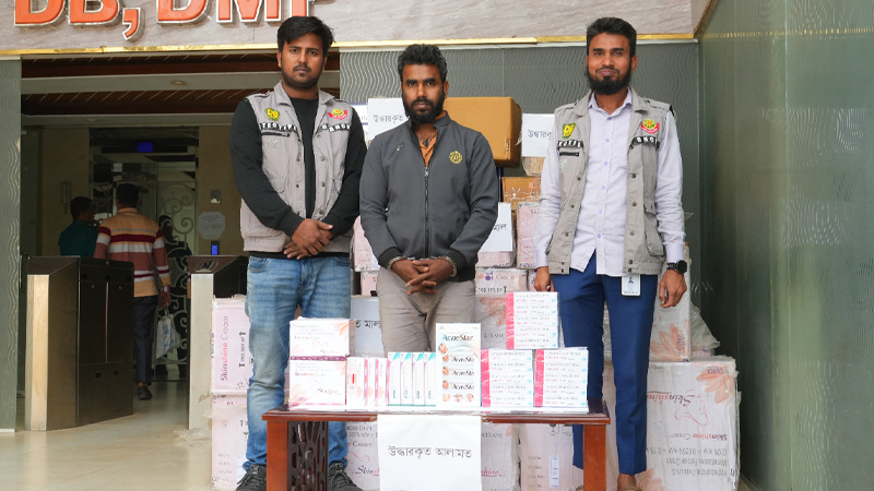 ৪৮ লাখ টাকার ভারতীয় কসমেটিকস জব্দ, হোতা গ্রেপ্তার ৪৮ লাখ টাকার ভারতীয় কসমেটিকস জব্দ, হোতা গ্রেপ্তার
