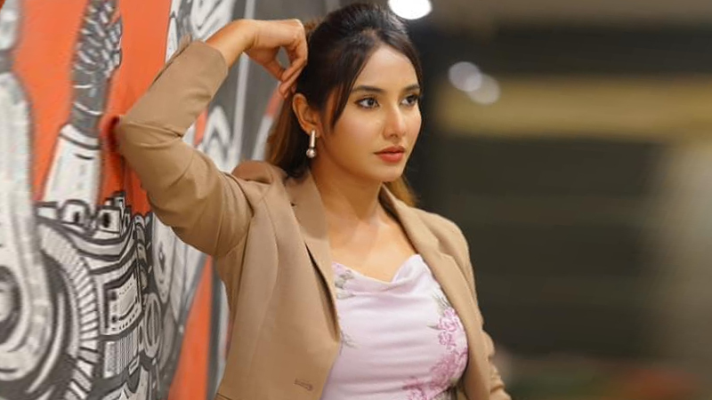 ফারিন খান যে সুযোগ হাতছাড়া করেন না ফারিন খান যে সুযোগ হাতছাড়া করেন না
