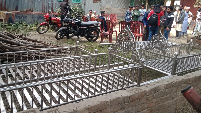চার খাটিয়া রাখা উঠানে, লাশের অপেক্ষায় স্বজনরা চার খাটিয়া রাখা উঠানে, লাশের অপেক্ষায় স্বজনরা
