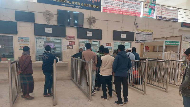ট্রেন চলাচল বন্ধ থাকায় খুলনায় যাত্রীদের দুর্ভোগ ট্রেন চলাচল বন্ধ থাকায় খুলনায় যাত্রীদের দুর্ভোগ