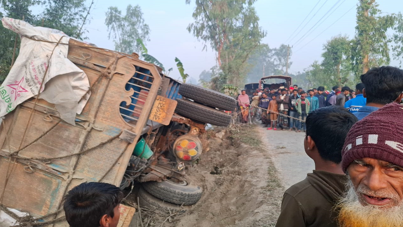 নিয়ন্ত্রণ হারিয়ে বসতঘরে মালবাহী ট্রাক, প্রাণ গেল ঘুমন্ত নারীর নিয়ন্ত্রণ হারিয়ে বসতঘরে মালবাহী ট্রাক, প্রাণ গেল ঘুমন্ত নারীর