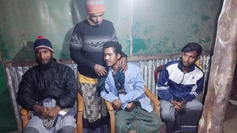 যৌথ বাহিনীর ২০ ঘণ্টার অভিযানে অপহৃত ৭ কৃষক উদ্ধার যৌথ বাহিনীর ২০ ঘণ্টার অভিযানে অপহৃত ৭ কৃষক উদ্ধার