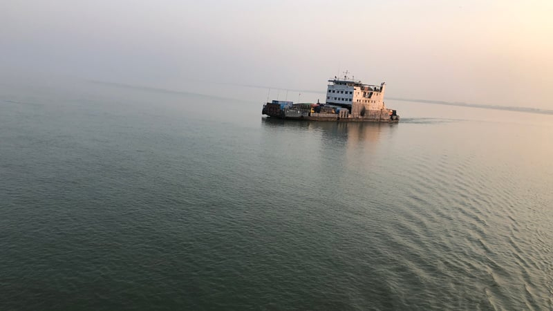 দৌলতদিয়া-পাটুরিয়া নৌপথে ফেরি চলাচল বন্ধ দৌলতদিয়া-পাটুরিয়া নৌপথে ফেরি চলাচল বন্ধ