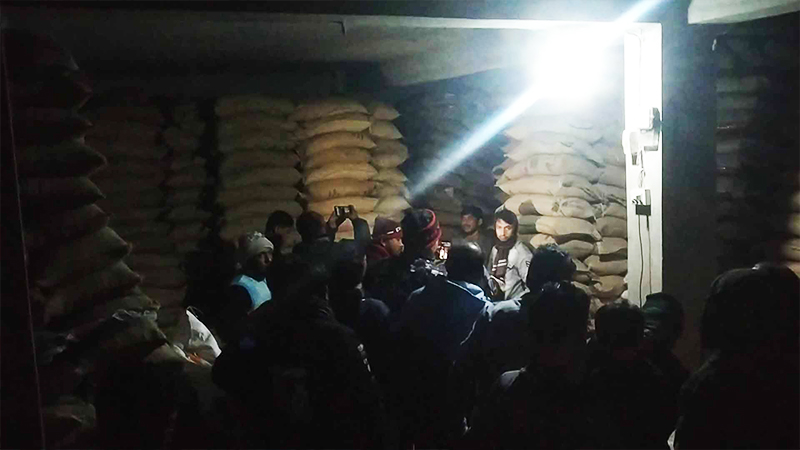 ওএমএসের ৬০০ বস্তা সরকারি চাল জব্দ ওএমএসের ৬০০ বস্তা সরকারি চাল জব্দ