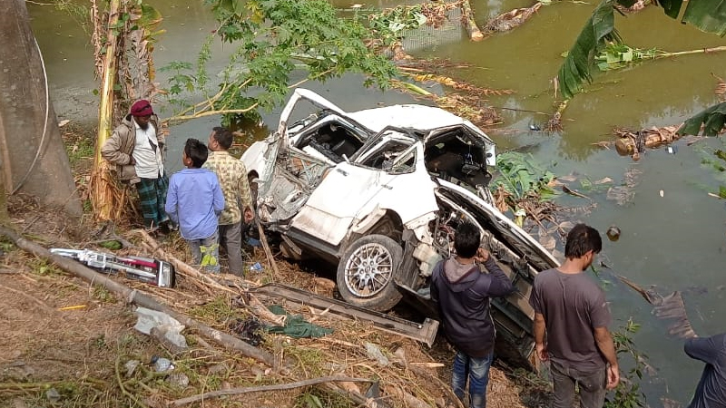 ফরিদপুরে ট্রেনের ধাক্কায় মাইক্রোবাস পুকুরে, নিহত ৫ ফরিদপুরে ট্রেনের ধাক্কায় মাইক্রোবাস পুকুরে, নিহত ৫